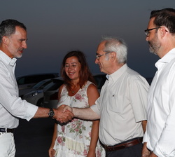 Su Majestad el Rey recibe el saludo de Ramón Morey, delegado del Gobierno en funciones en la Comunidad Autónoma de las Illes Balears
